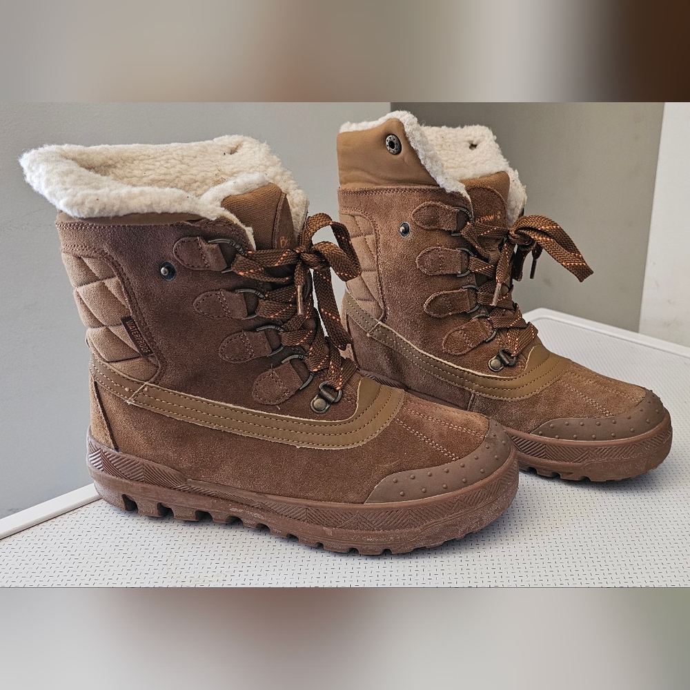 Bearpaw women's winter boots, size 7, suede, fleece lined, new great condition